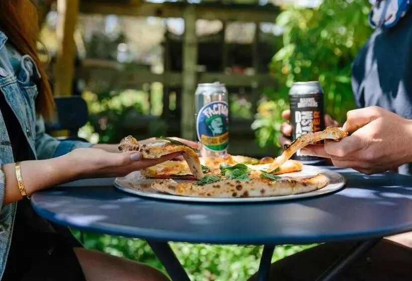 Hotelli Nicholson House At Beaujolais