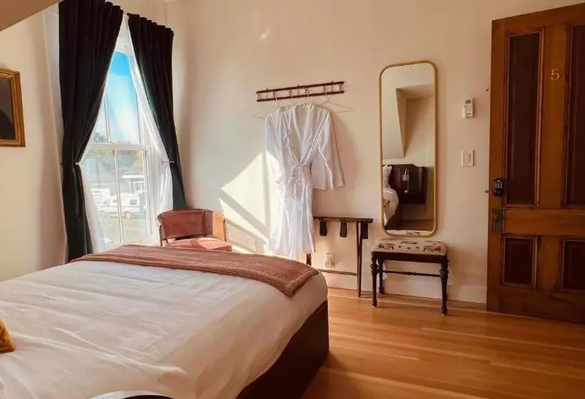 Hotelli Nicholson House At Beaujolais