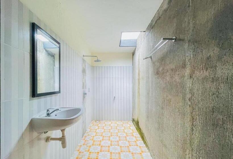 Bed and Breakfast Reddoorz Near Pantai Selong Belanak