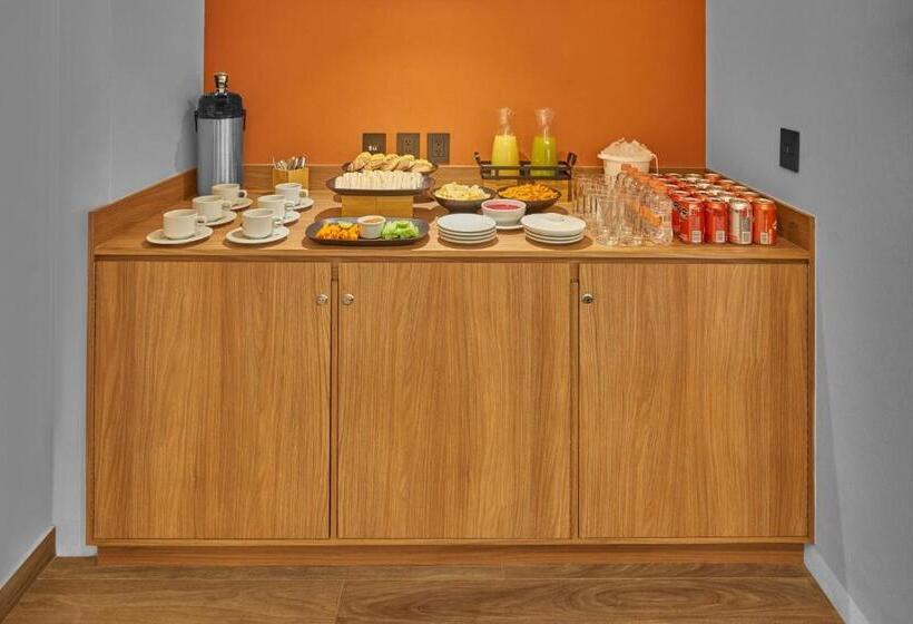 בית מלון כפרי City Express Plus By Marriott Mazatlan