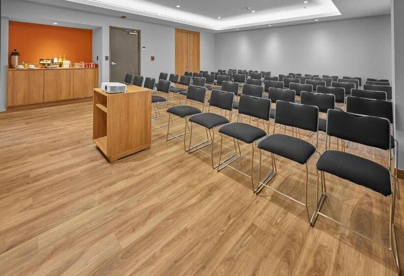 בית מלון כפרי City Express Plus By Marriott Mazatlan