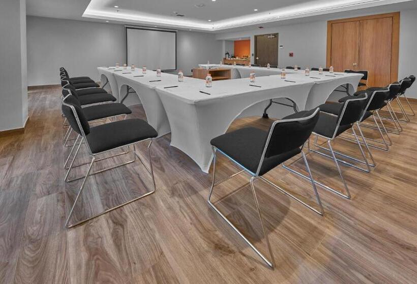 בית מלון כפרי City Express Plus By Marriott Mazatlan