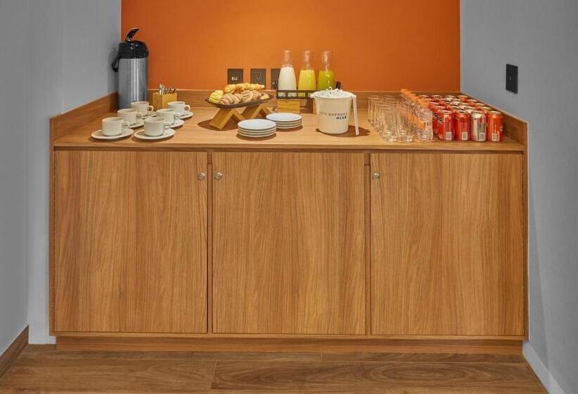 בית מלון כפרי City Express Plus By Marriott Mazatlan