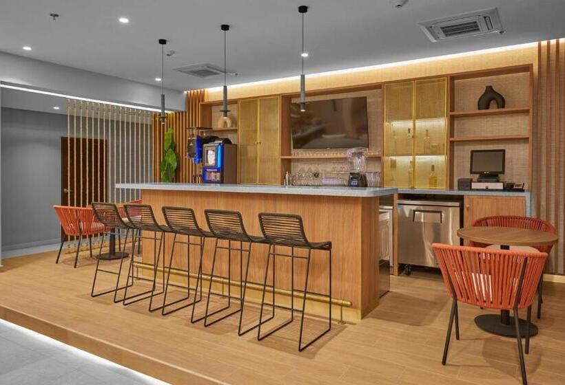 בית מלון כפרי City Express Plus By Marriott Mazatlan