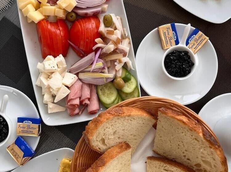 Ursa Mica Glamping Resort