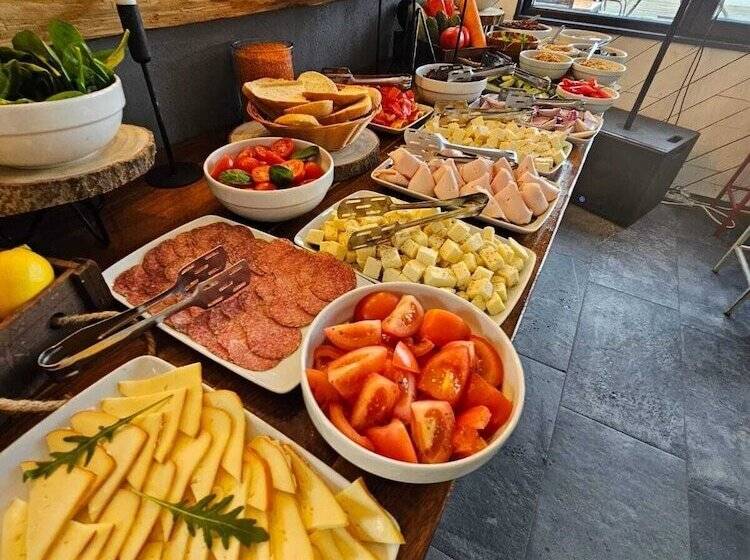 Ursa Mica Glamping Resort