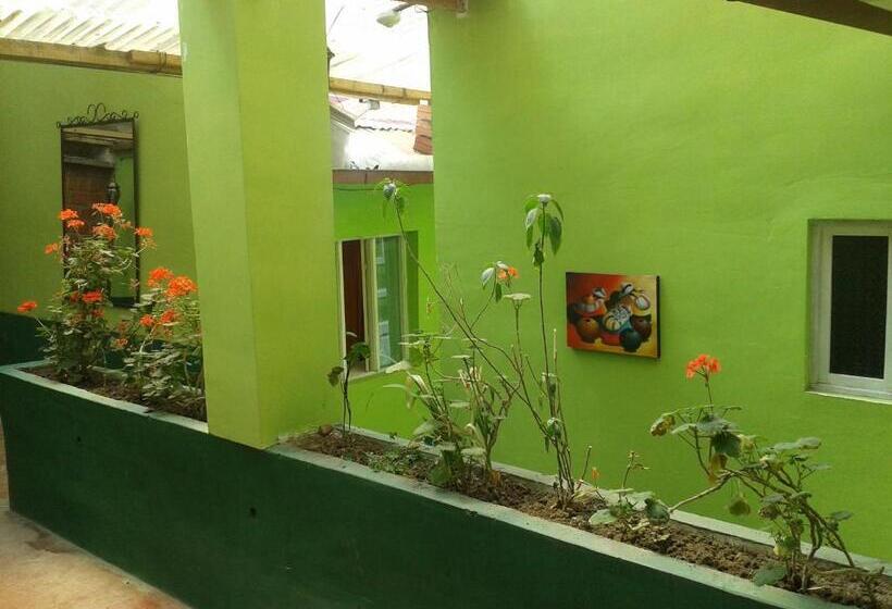 هاستل Hostal Isidoros