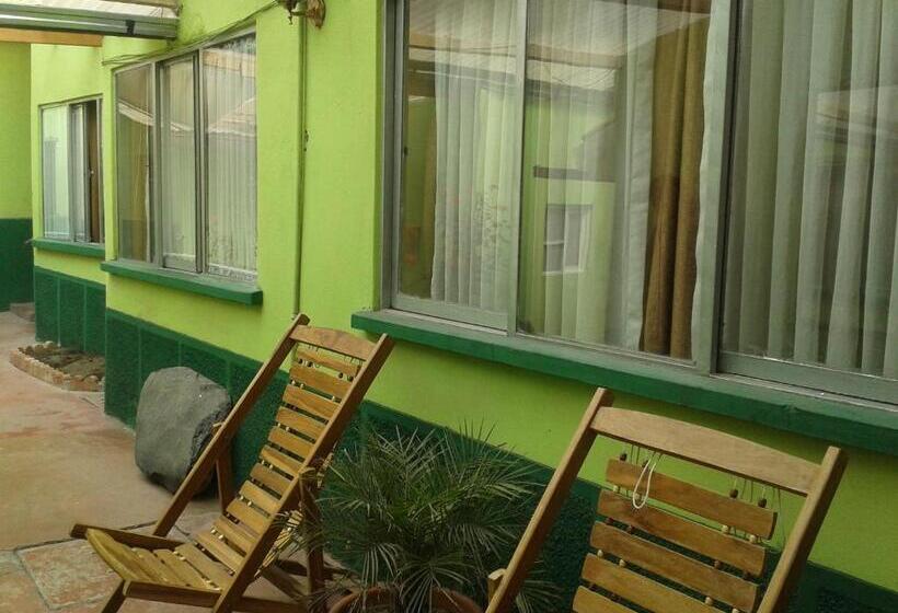 هاستل Hostal Isidoros