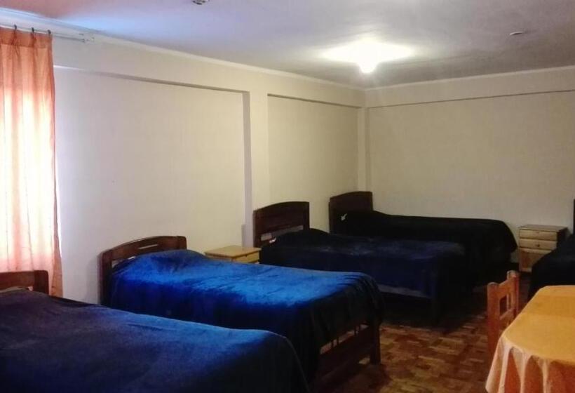 هاستل Hostal Isidoros