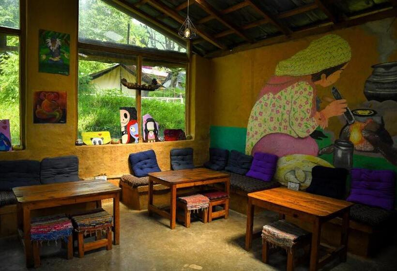 ユースホステル Monkey Mud House And Camps, Bir