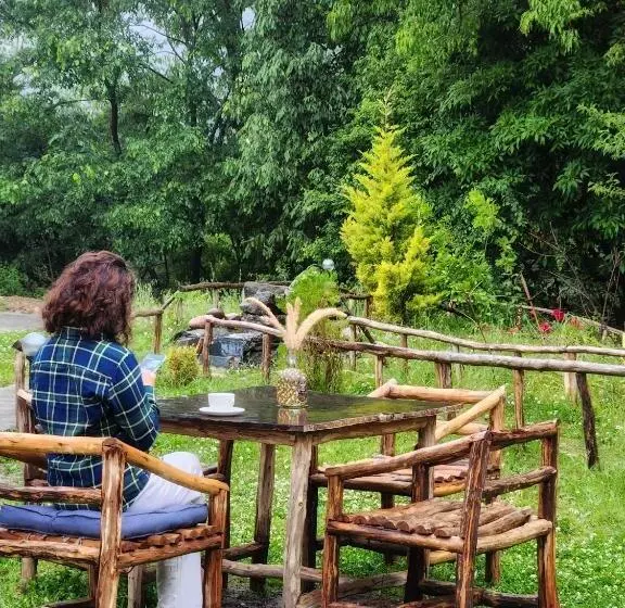 هاستل Monkey Mud House And Camps, Bir