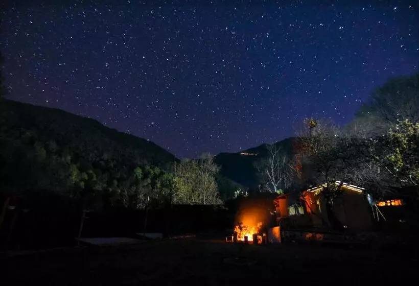 هاستل Monkey Mud House And Camps, Bir