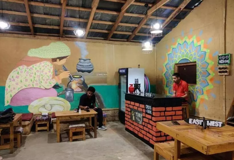 هاستل Monkey Mud House And Camps, Bir