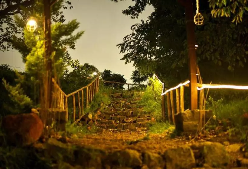 هاستل Monkey Mud House And Camps, Bir