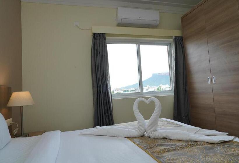 هتل Starlit Suites Tirupati