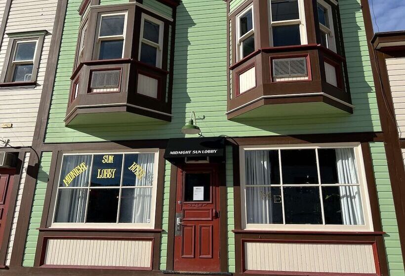 Hotel Midnight Sun, A Coast