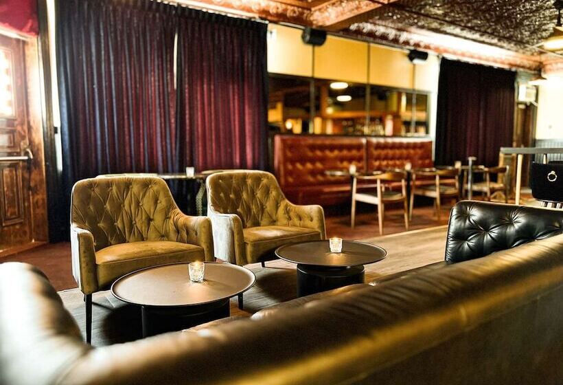 Hotel Midnight Sun, A Coast