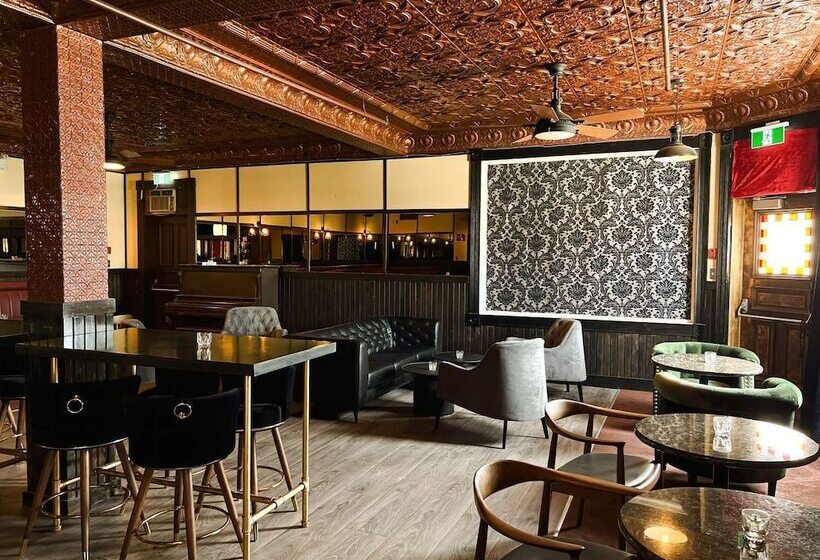 Hotel Midnight Sun, A Coast