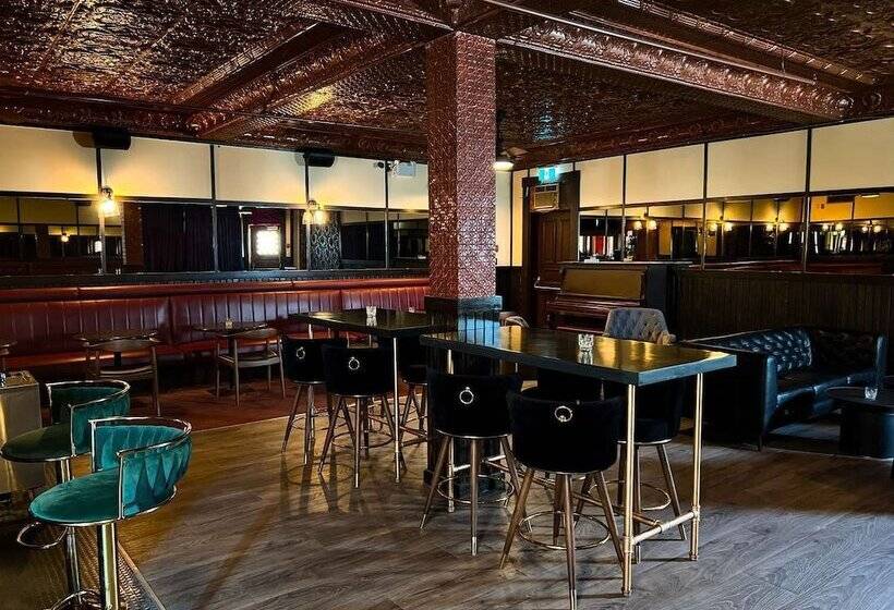 Hotel Midnight Sun, A Coast