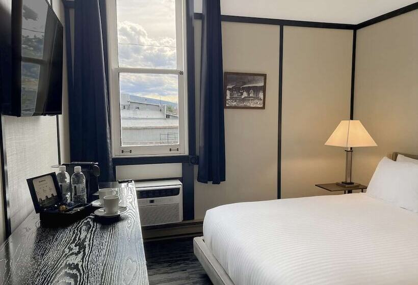 Hotel Midnight Sun, A Coast