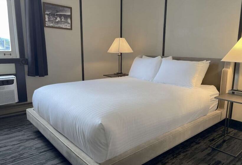 Hotel Midnight Sun, A Coast