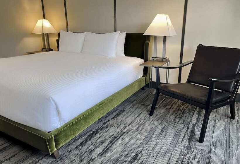 Hotel Midnight Sun, A Coast