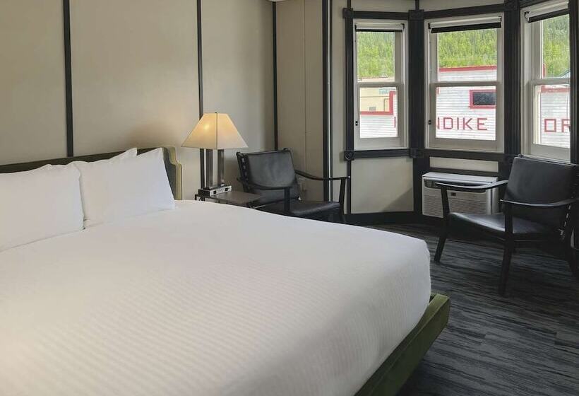 Hotel Midnight Sun, A Coast