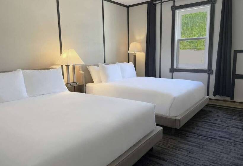 Hotel Midnight Sun, A Coast