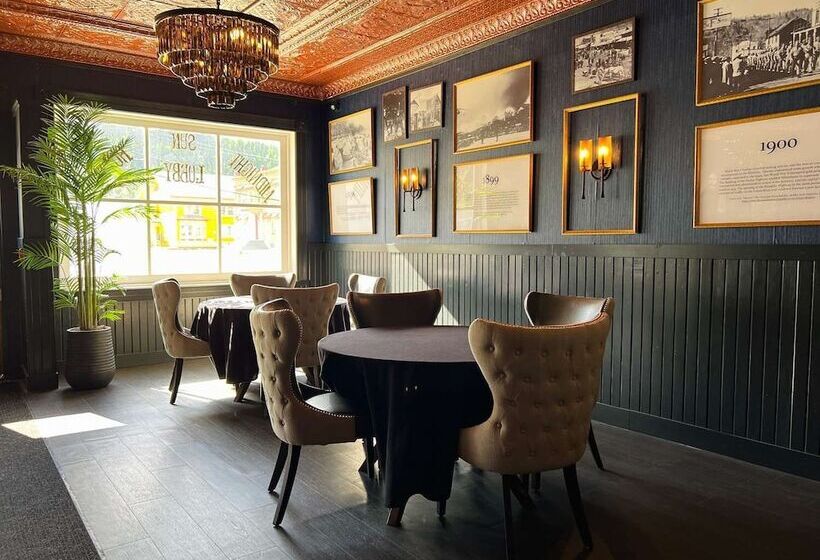 Hotel Midnight Sun, A Coast