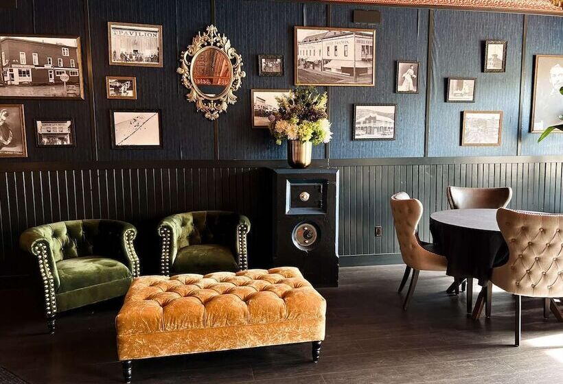 Hotel Midnight Sun, A Coast