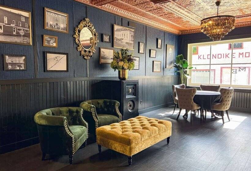 Hotel Midnight Sun, A Coast