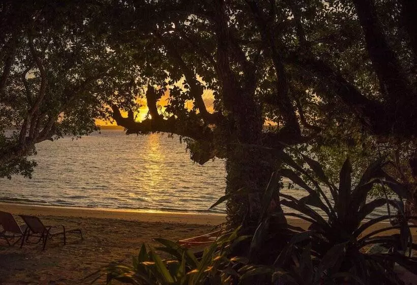 هتل Barrier Beach Resort