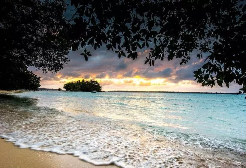 هتل Barrier Beach Resort