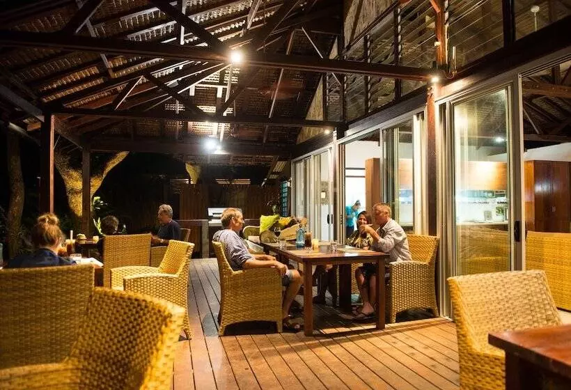 هتل Barrier Beach Resort