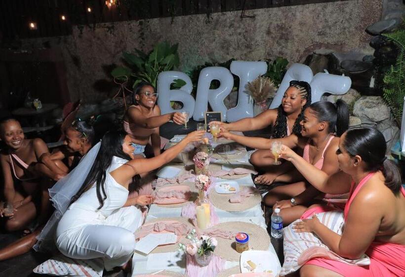 هتل One32 Guest House