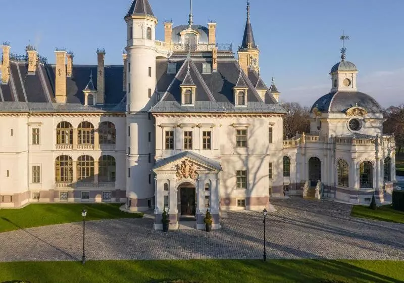 Hotelli Botaniq Castle Of Tura