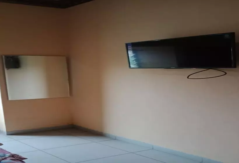 ホテル Villa Karsinem Pasuruan By Oyo Rooms