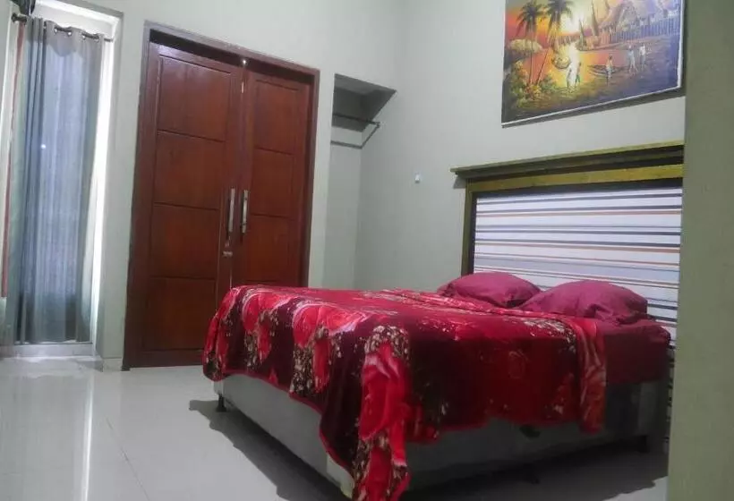ホテル Villa Karsinem Pasuruan By Oyo Rooms