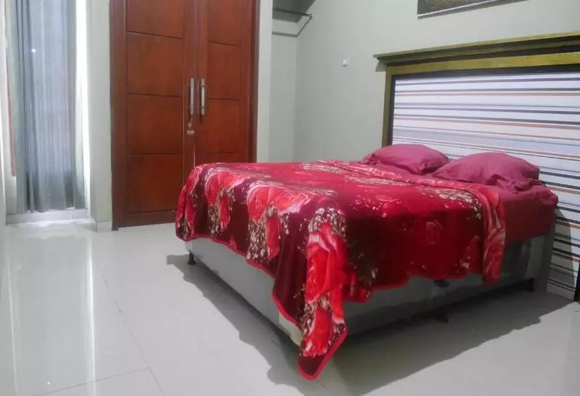 ホテル Villa Karsinem Pasuruan By Oyo Rooms
