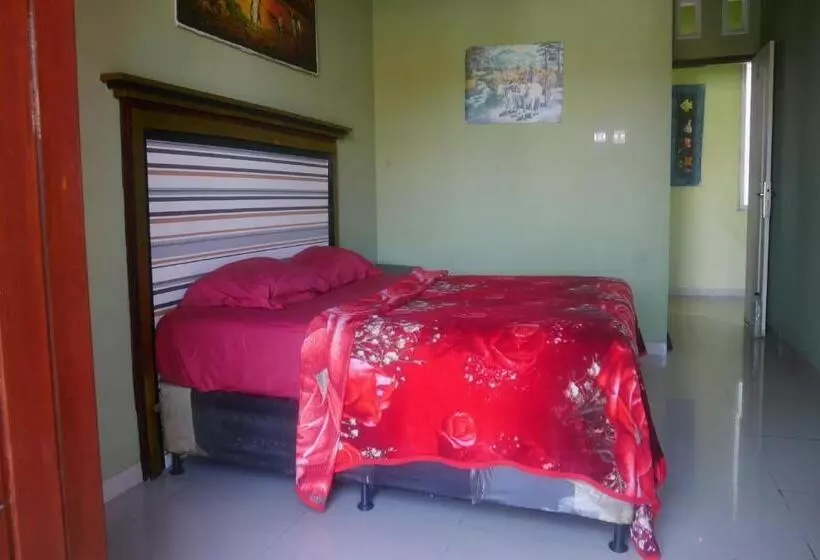 ホテル Villa Karsinem Pasuruan By Oyo Rooms