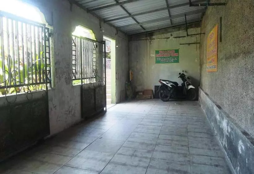 ホテル Villa Karsinem Pasuruan By Oyo Rooms