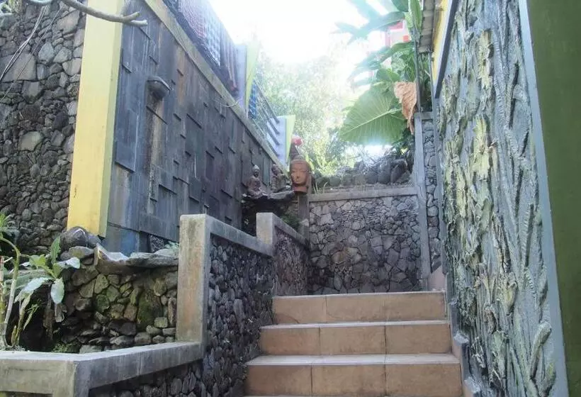 ホテル Villa Karsinem Pasuruan By Oyo Rooms