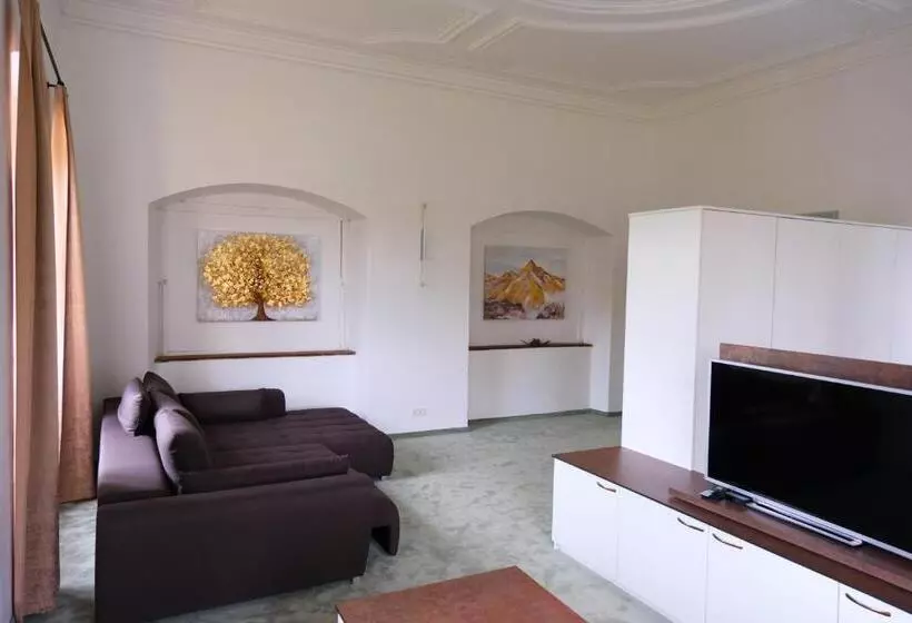 هتل Innviertler Versailles
