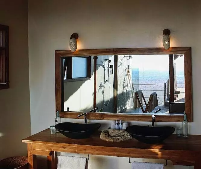 هتل Lions Bluff Lodge