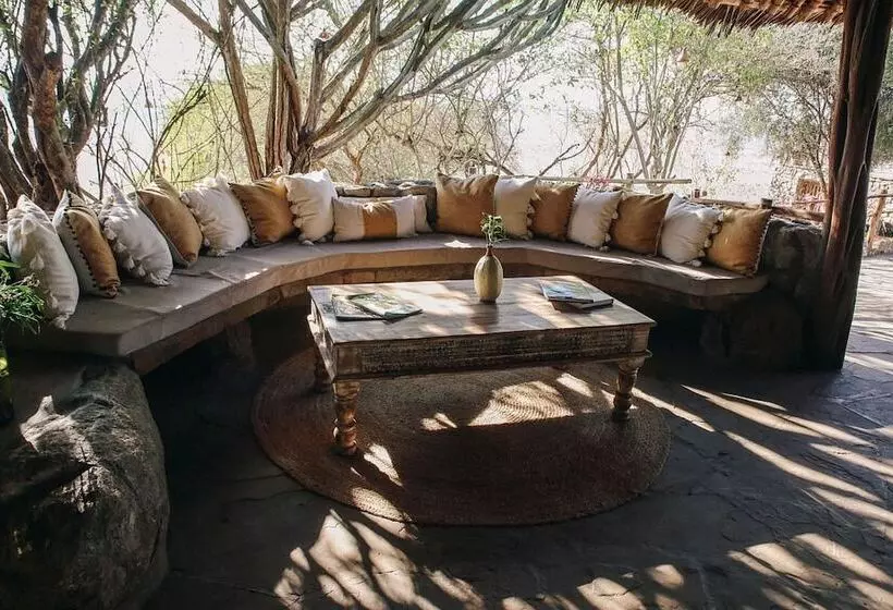 هتل Lions Bluff Lodge