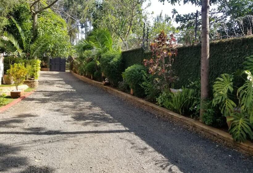 هتل Lovely Garden Guest Home