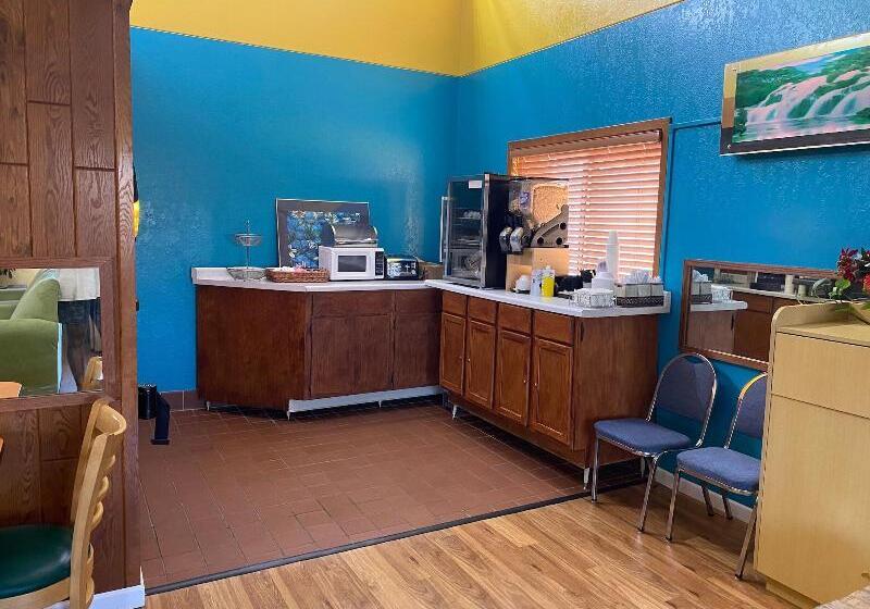 Отель America S Stay Inn Stewartville