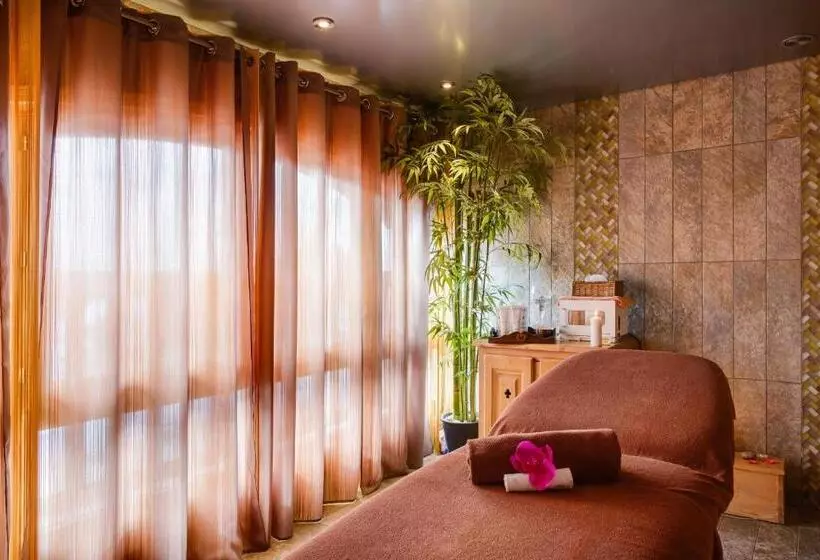 Отель Cgh Residences & Spas Les Cimes Blanches