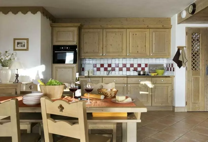 Отель Cgh Residences & Spas Les Cimes Blanches