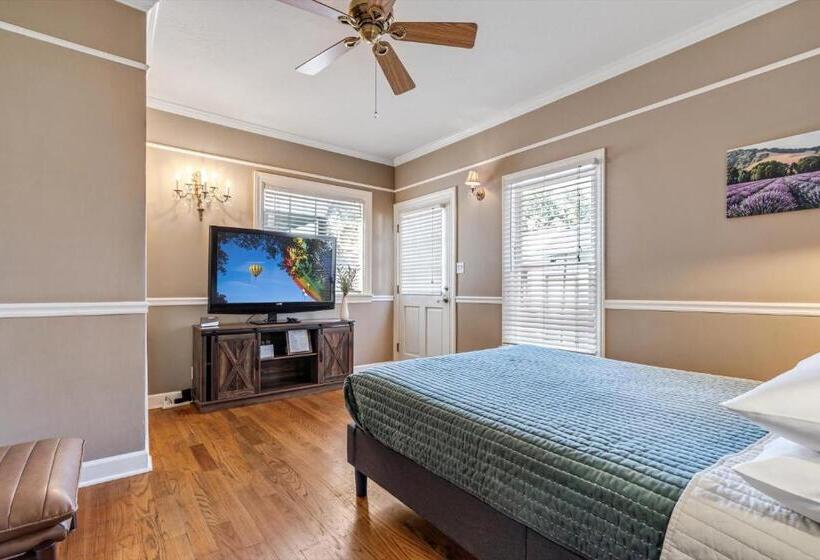 فندق Cinnamon Bear Creekside Inn